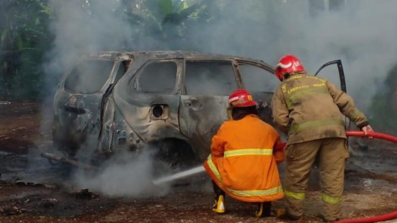 Mobil Warga Terbakar Di Bogor Saat Hendak Jemput Anak Sekolah