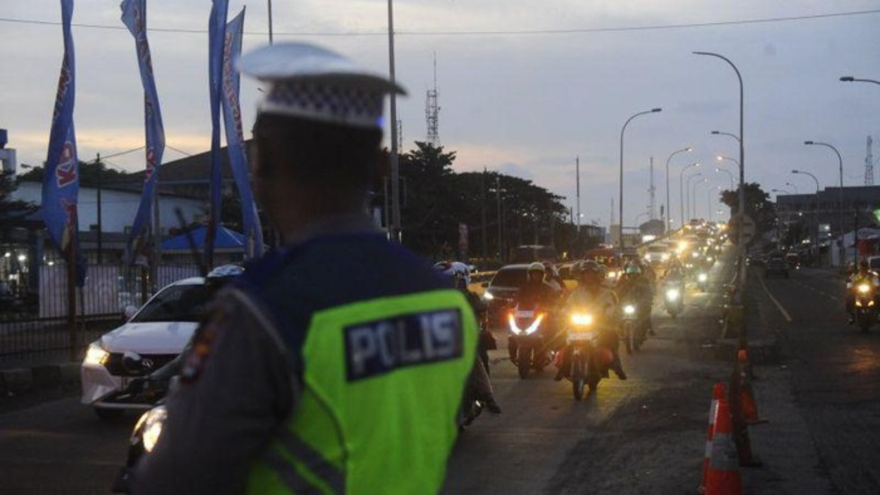 Polisi Kawal Pemudik Bermotor Dari Pelabuhan Merak Hingga Tangerang