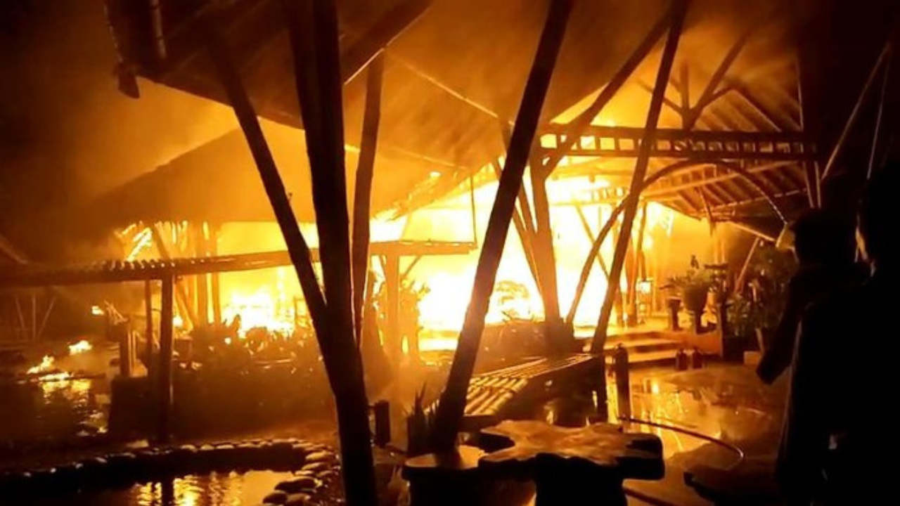 Restoran Tersambar Petir Di Panongan Tangerang Kebakaran