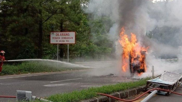 Mobil Alphard Terguling dan Terbakar di Tol Bintaro, Diduga Pengemudi Mengantuk