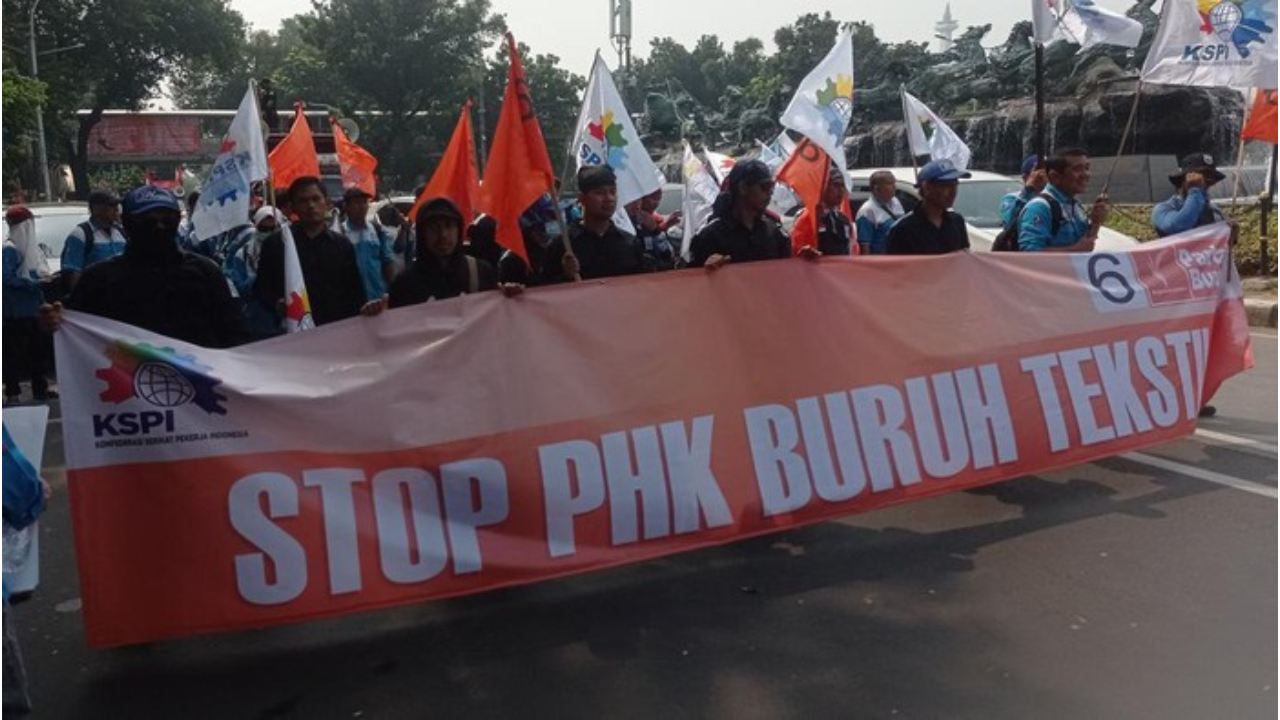 Massa Buruh Demo Tolak PHK Long March dari Patung Kuda ke Kemenhub-Kemendag   