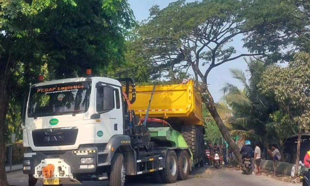 Sebuah truk trailer menabrak pohon di depan Gereja Jawa, Kelapa Dua, Cilincing, Jakut