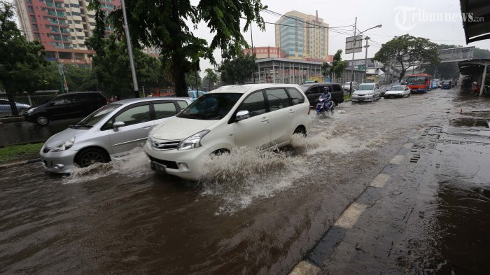 Hujan di Jakarta Utara Rendam Akses JIS, Suporter Buka Sepatu dan Sandal