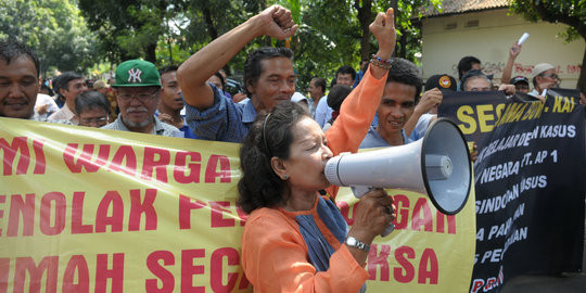 Tolak Penggusuran Rumah, Sejumlah Warga Demo di Dekat Halte Juanda 1 Arah Margonda 